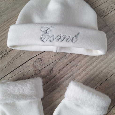 Ensemble: bonnet Noué avec prénom brodé  + moufles. Tissu Polaire alpine - Oeko-Tex